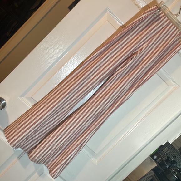 Daytrip flare bottom pants youth size medium from Buckle.   Fit like 8-10 - Picture 3 of 3